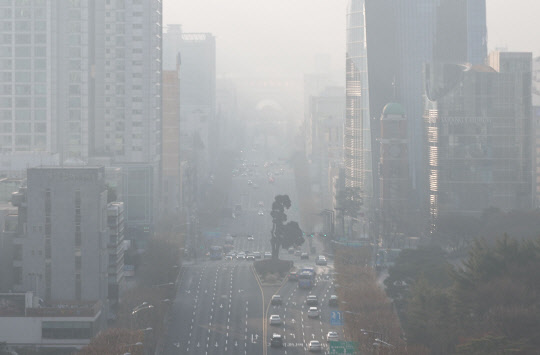 초미세먼지 농도가 '나쁨' 수준을 보인 27일 오전 서울 서초구 서초역 인근이 뿌옇게 보인다. 연합뉴스
